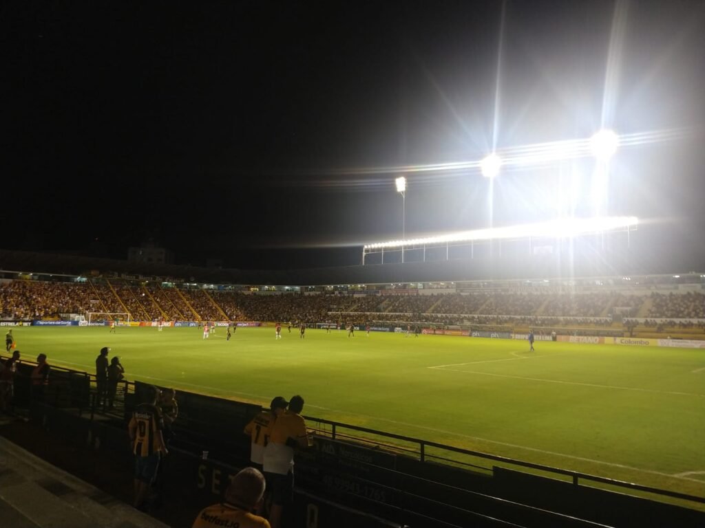Estádio Heriberto Hülse, casa do Criciúma - Foto: Vinícius Barbosa Vieira / Wikimedia Commons (CC BY 2.0)