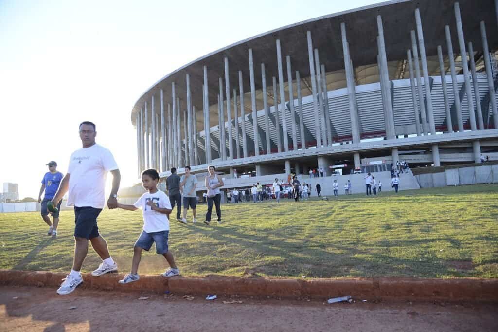 Vista externa do Estádio Mané Garrincha, em Brasília, batizado em homenagem a Garrincha. Foto: Fábio Rodrigues Pozzebom/Agência Brasil (CC BY 3.0 BR)