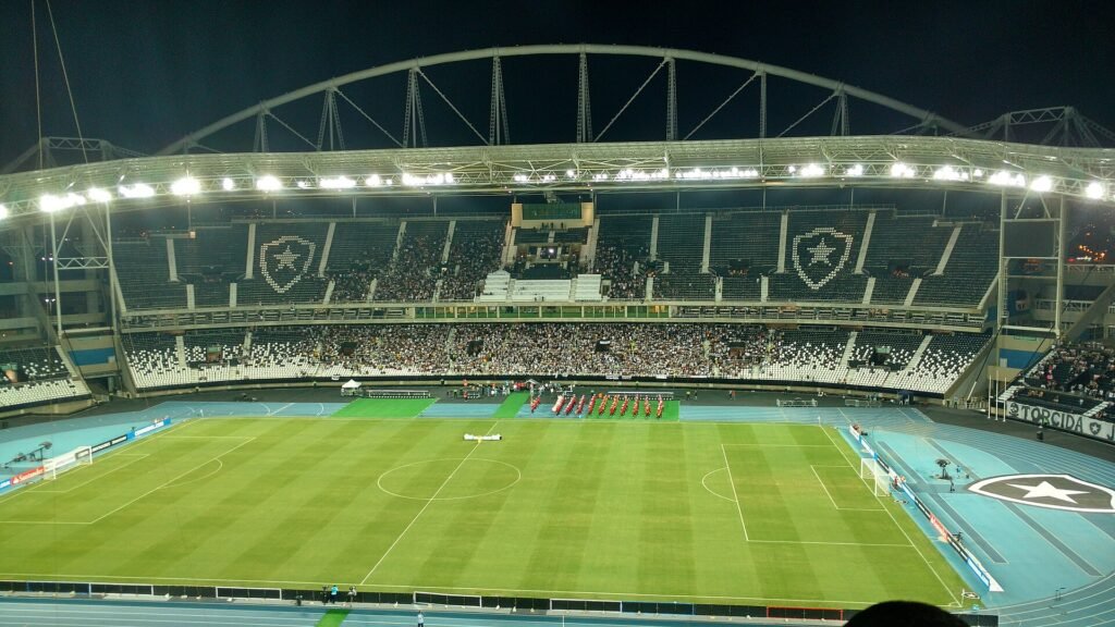 Vista do Estádio Nilton Santos, do Botafogo, clube pioneiro na adoção do modelo SAF no Brasil. Foto: Phill ad / Wikimedia Commons (CC BY-SA 4.0)