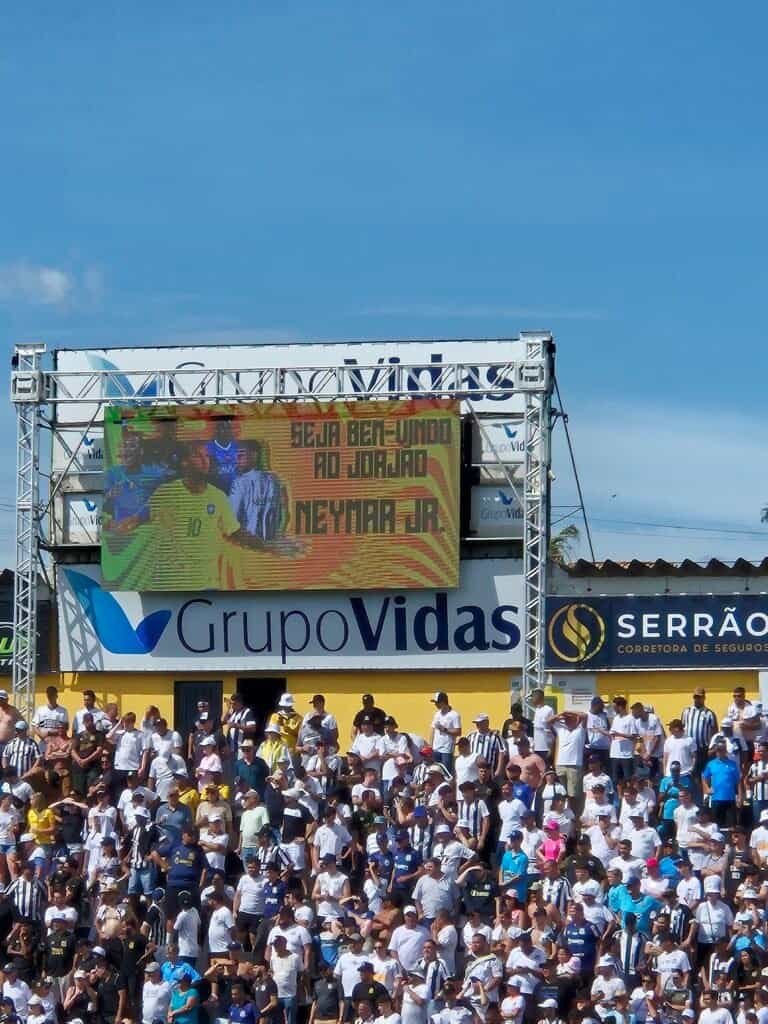 Estádio Doutor Jorge Ismael de Biasi, em Novo Horizonte (SP), durante jogo do Novorizontino em 2025 (via Wikimedia Commons, CC0)