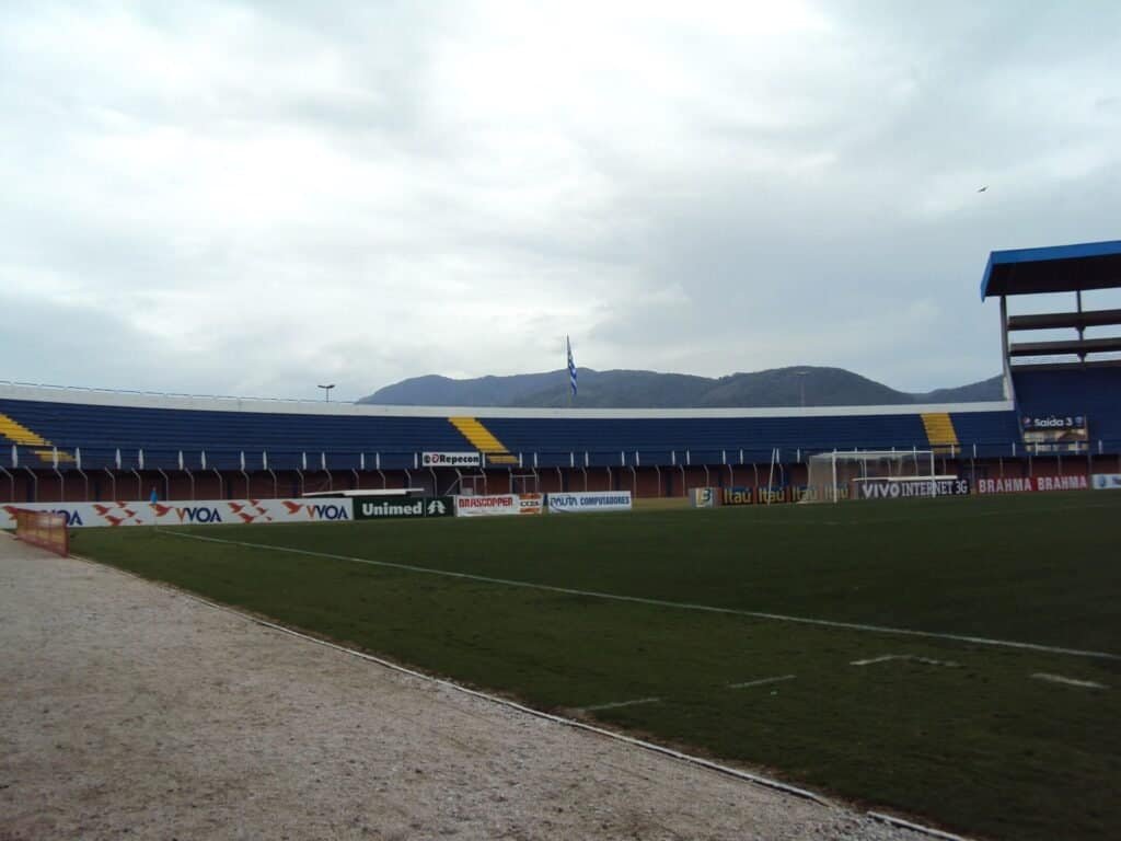 Estádio da Ressacada, casa do Avaí, em Florianópolis (foto: Eversonrachadel, domínio público, Wikimedia Commons)