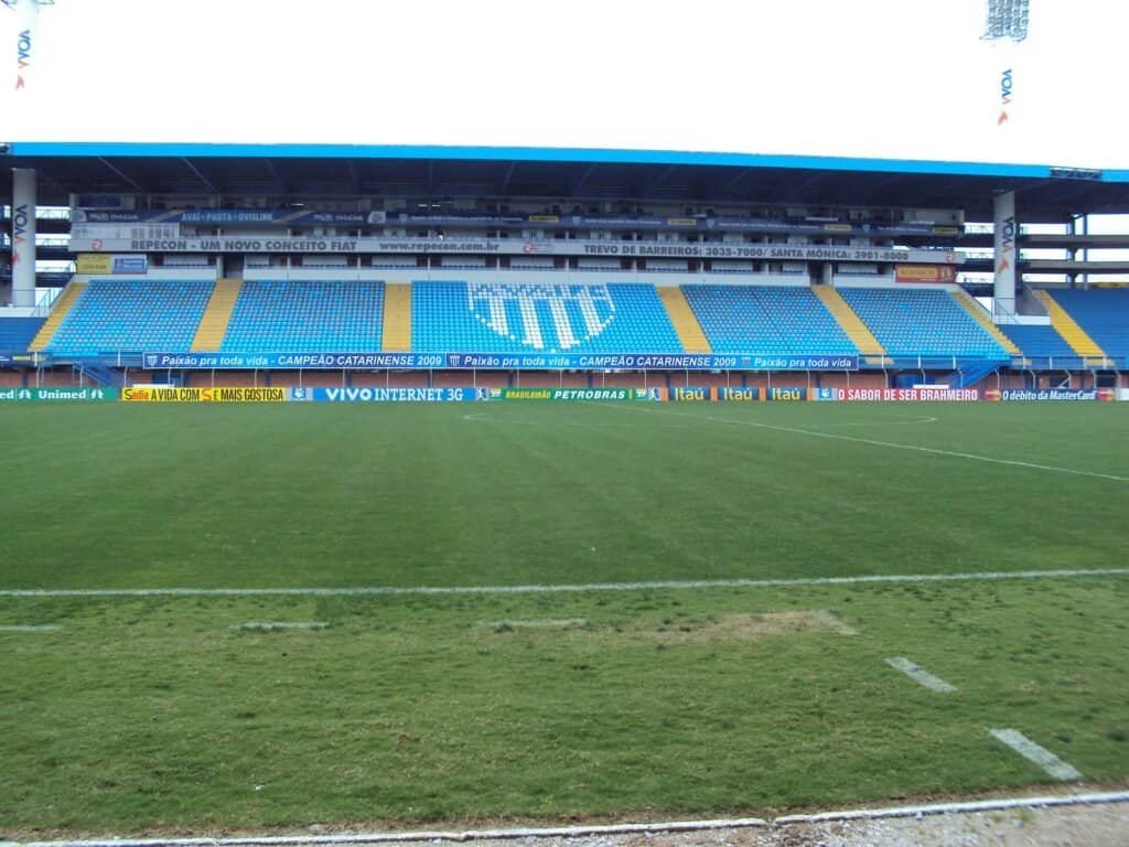 Estádio da Ressacada, em Florianópolis, casa do Avaí, time ameaçado pelo rebaixamento na Série B 2026. Foto: Eversonrachadel (domínio público / Wikimedia Commons)