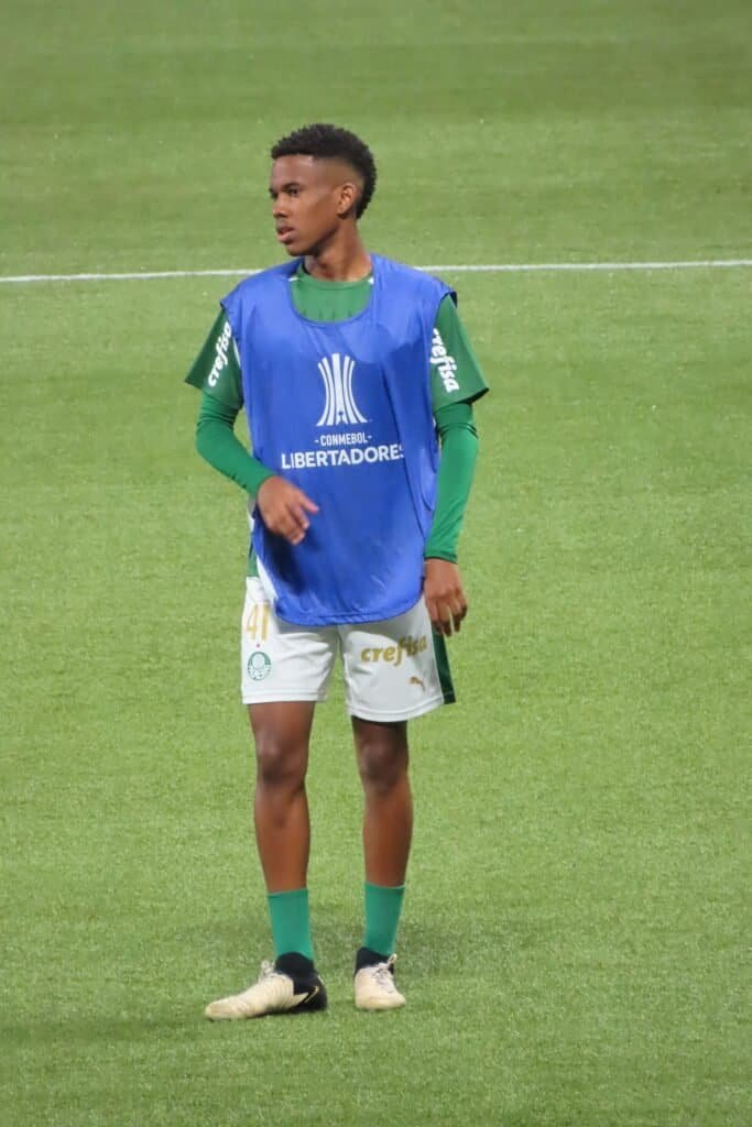 Estêvão em jogo pelo Palmeiras em 2024 (foto: Sepguilherme, CC BY-SA 4.0, Wikimedia Commons)