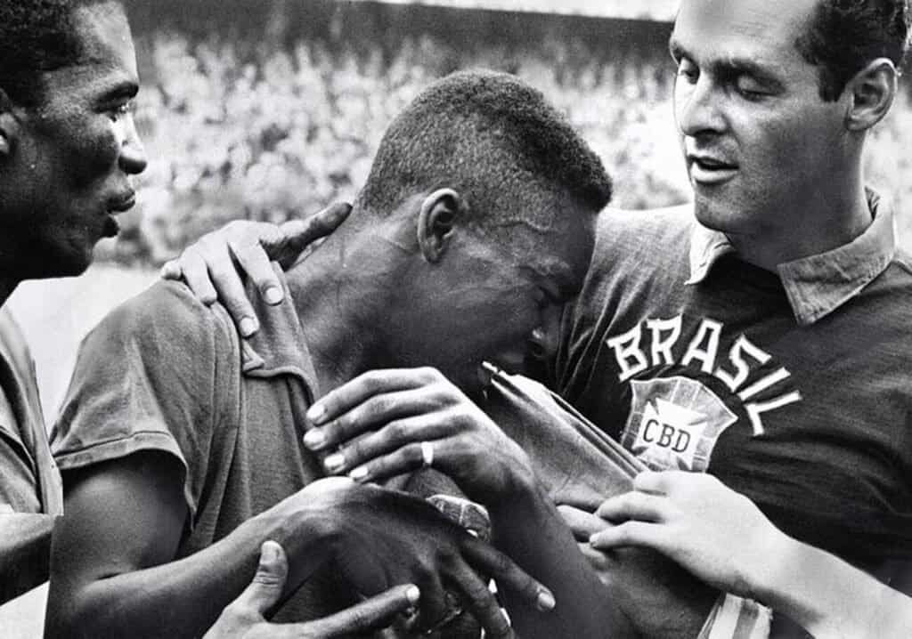 Final da Copa do Mundo de 1958 entre Suécia e Brasil, com Didi, Pelé e o goleiro Gylmar em campo. Foto: Aftonbladet, domínio público.