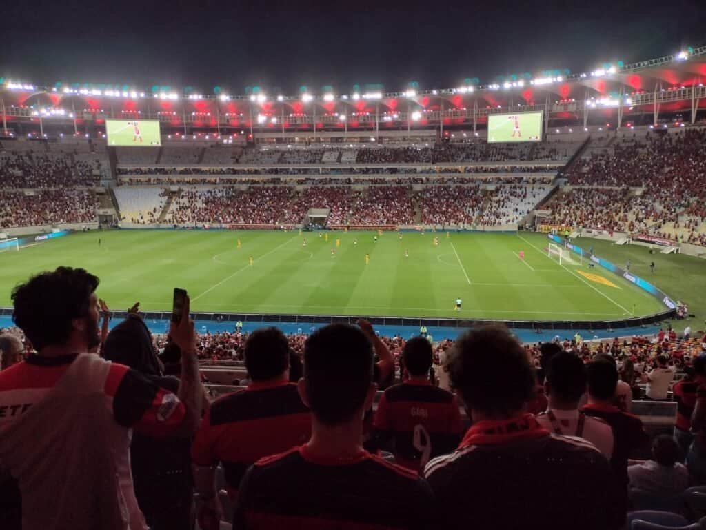 Estádio do Maracanã em dia de jogo — foto de Boaventuravinicius, CC BY-SA 4.0, Wikimedia Commons