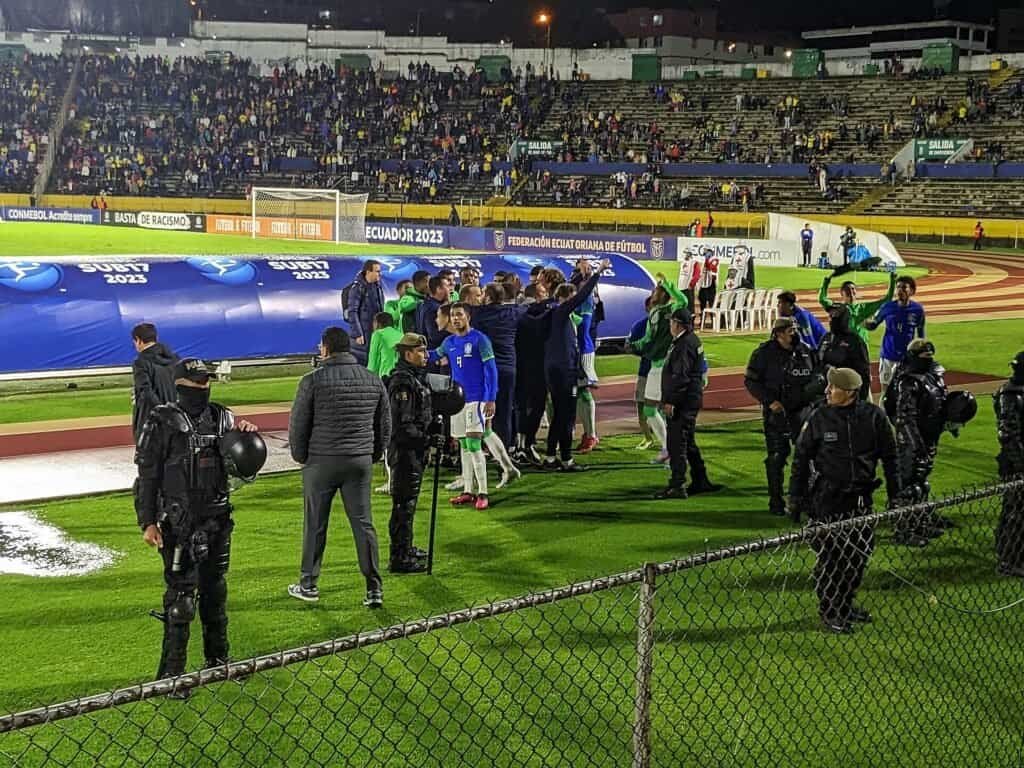 Jogadores da Seleção Brasileira Sub-17 celebram classificação durante o Campeonato Sul-Americano da categoria. Foto: Hyperba (CC BY-SA 4.0)