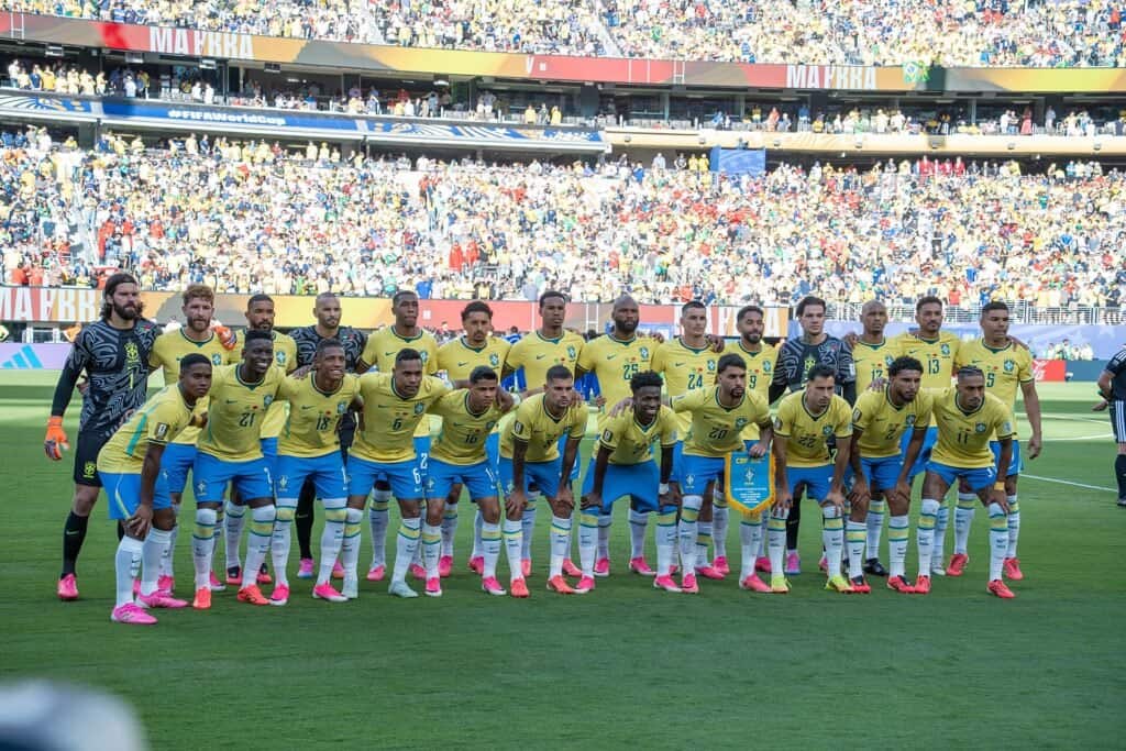 Elenco da Seleção Brasileira antes da partida contra Marrocos na Copa do Mundo de 2026, em East Rutherford (EUA). Foto: Bryan Berlin / Wikimedia Commons (CC BY-SA 4.0)