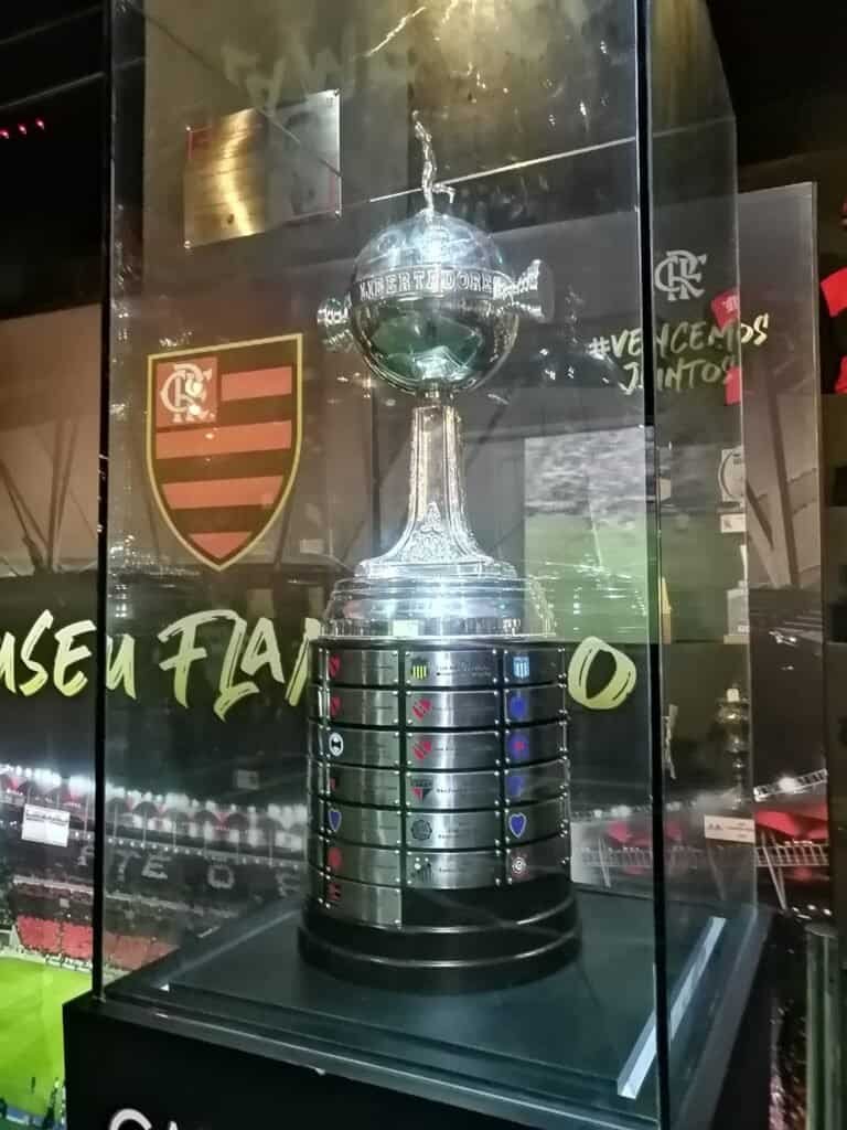 Troféu da Copa Libertadores da América, conquistado pelo Flamengo em 2019 - via Wikimedia Commons, CC BY-SA 4.0