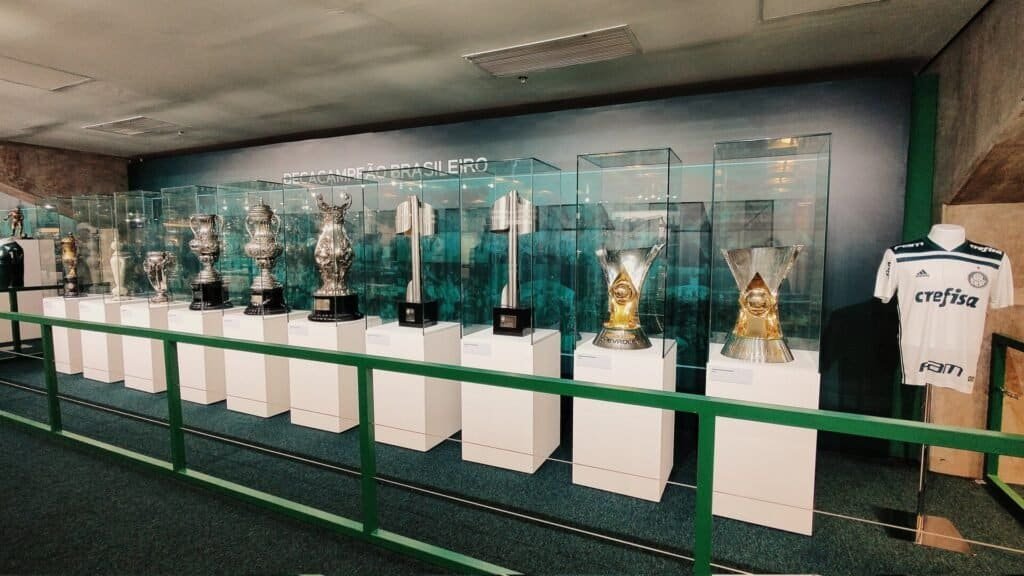 Troféus do Campeonato Brasileiro em exibição no museu do Palmeiras, incluindo o título do Torneio Roberto Gomes Pedrosa (Robertão) de 1967. Foto: Sepguilherme (CC BY-SA 4.0)